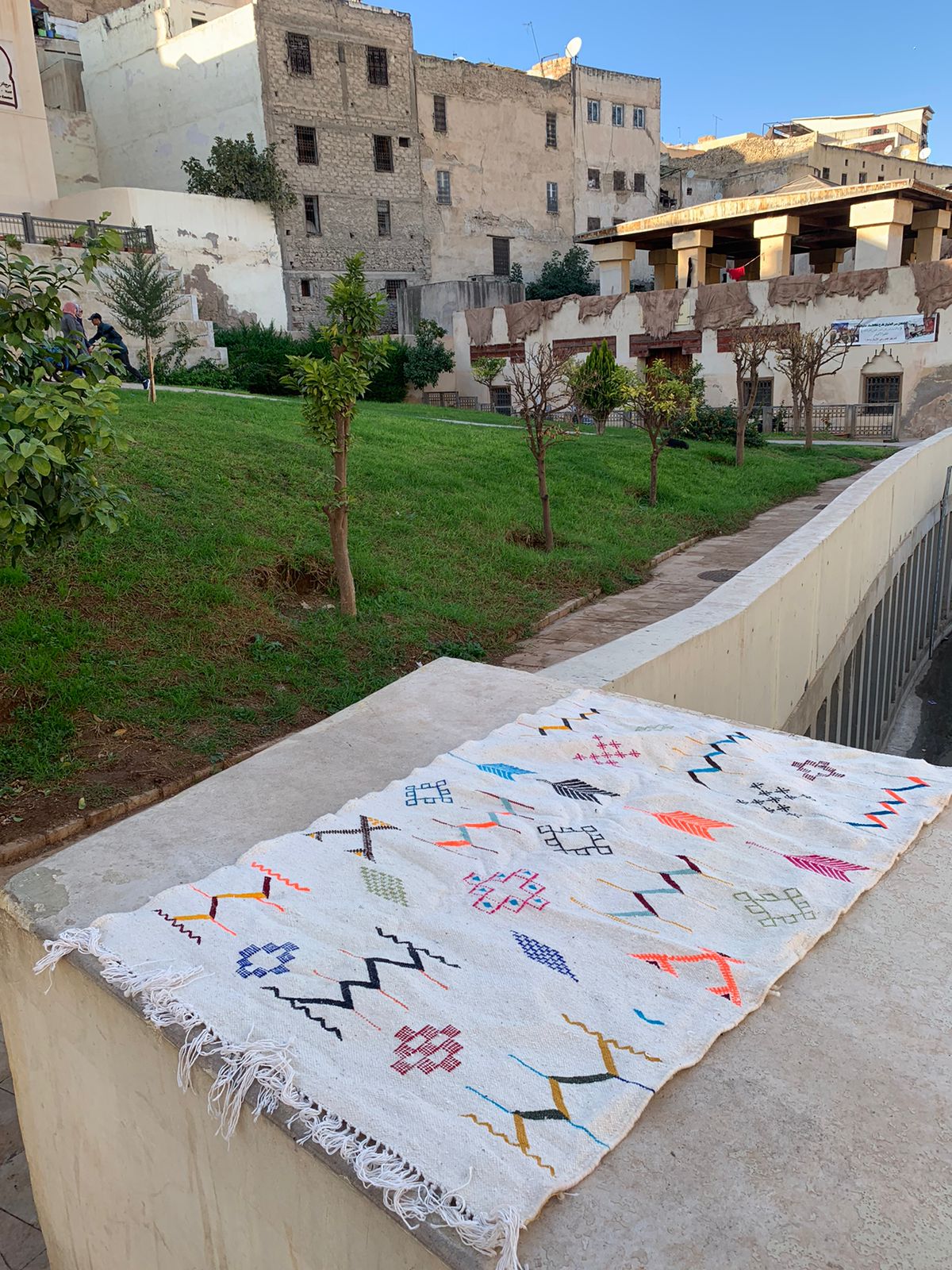 Tapis berbère KILIM blanc à motifs géométriques colorés