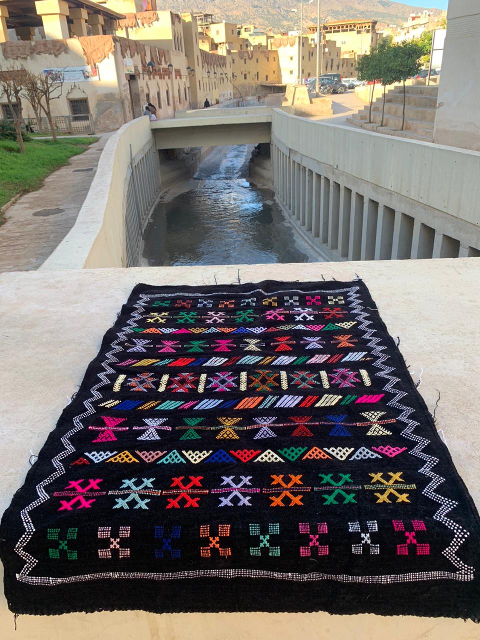 Tapis berbère KILIM noir à motifs géométriques colorés