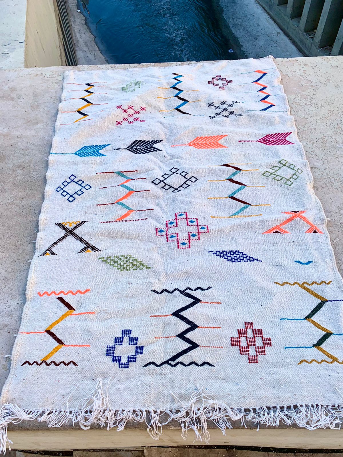 Tapis berbère KILIM blanc à motifs géométriques colorés