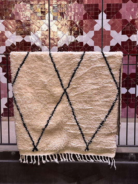 Tapis berbère blanc à motifs losanges noir Béni Ouarain