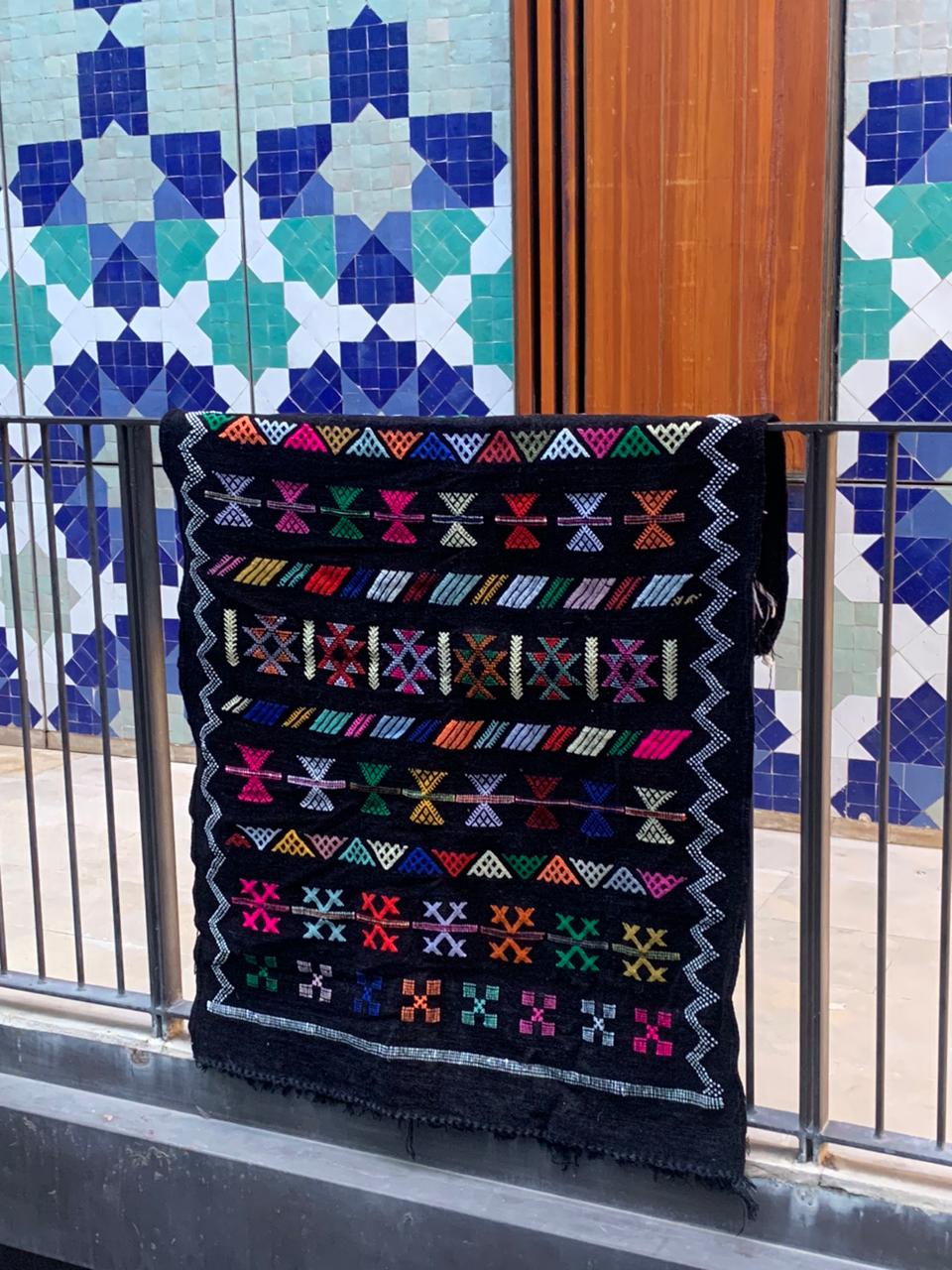 Tapis berbère KILIM noir à motifs géométriques colorés